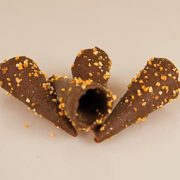 Mini rożki – wafelki, słodkie, w polewie czekoladowej z migdałami, ø 2,4 cm, dł. 7,5 cm, 200 szt.